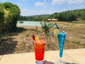 coktail vue lac avec lodges