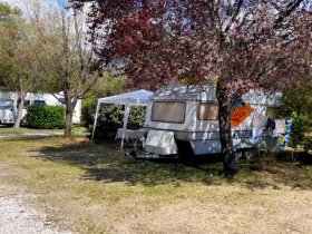 1835 editeur page bloc element allees emplacements camping la celestine 2 807x606 (1) (grand)