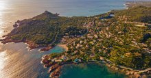Cap le Dramont, Baie Agay, Antheor la Baumette et Saint Raphael panoramique Vue aerienne au coucher du soleil sur la Cote Azur France